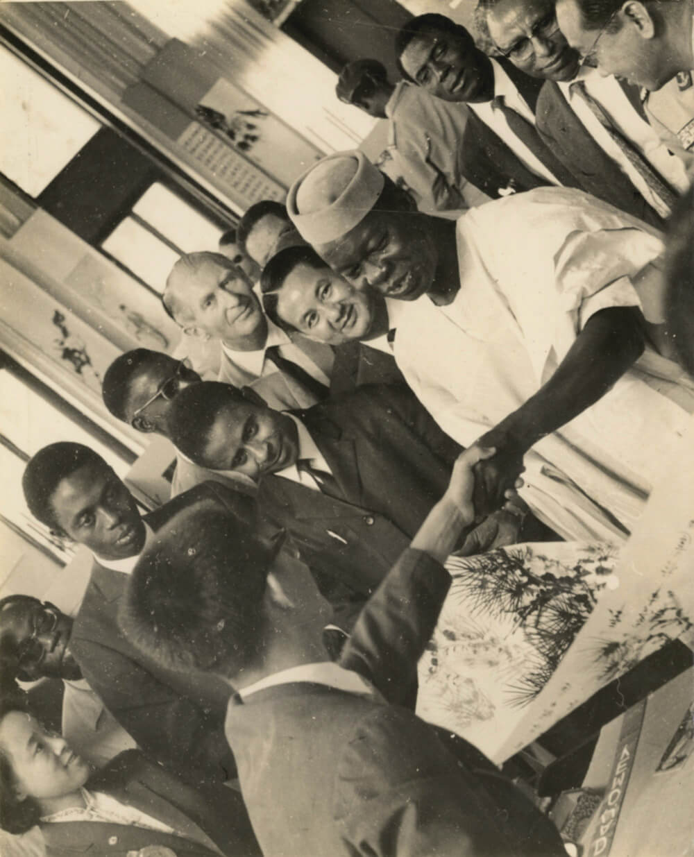 1964年，任中華民國青年赴非文化訪問團隨行書畫家，並贈畫當地總統。圖／傅申。